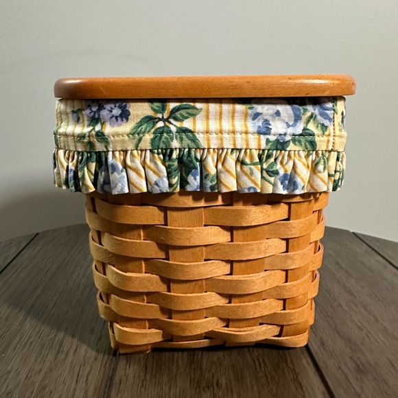 Longaberger Tissue Basket with Floral Liner - Picture 3 of 9